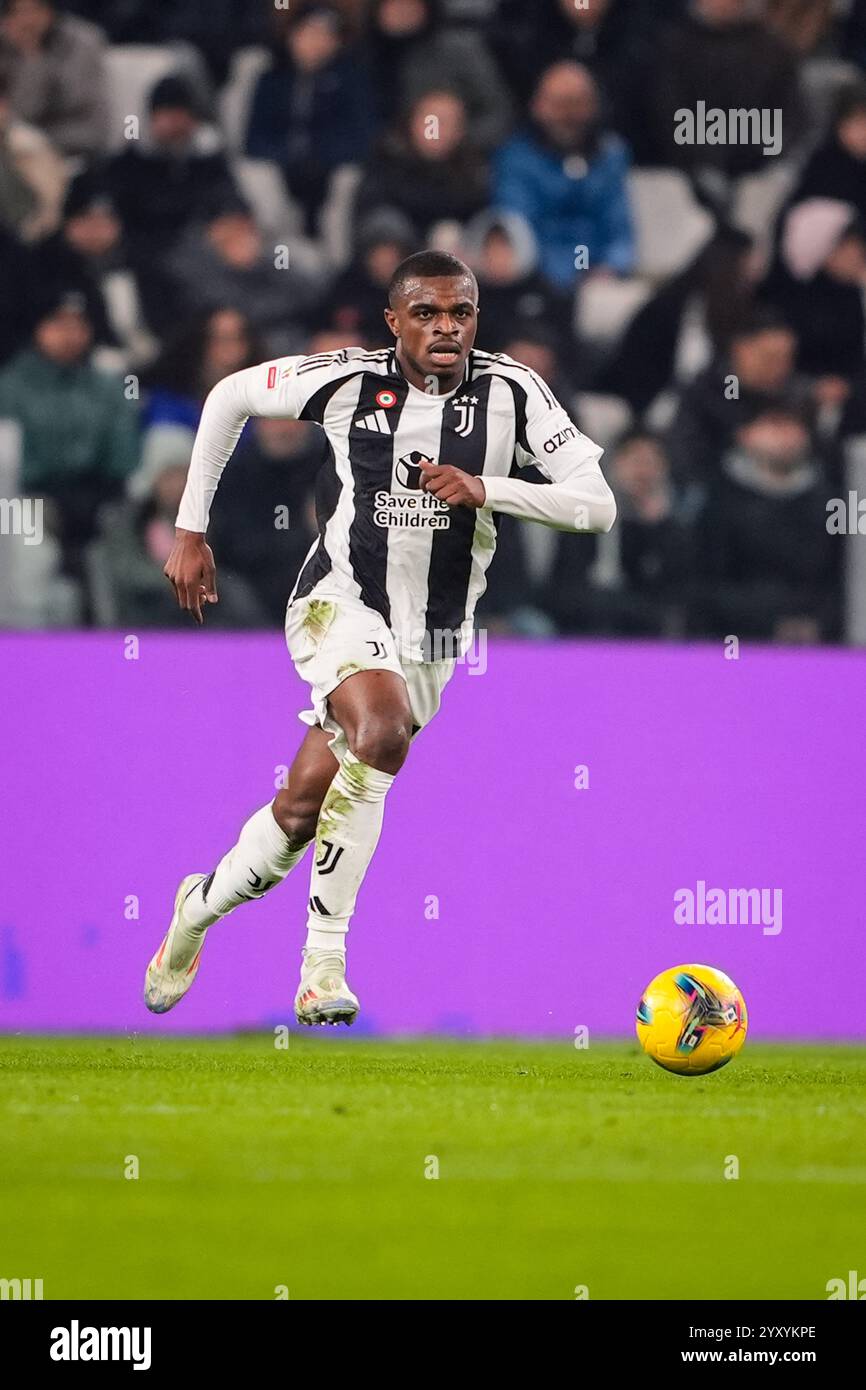 Torino, Italien. Dezember 2024. Juventus’ Pierre Kalulu während des Coppa Italia Fußballspiels zwischen Juventus und Cagliari im Juventus-Stadion am 17. Dezember 2024. Sport - Fußball (Foto Fabio Ferrari/LaPresse) Credit: LaPresse/Alamy Live News Stockfoto