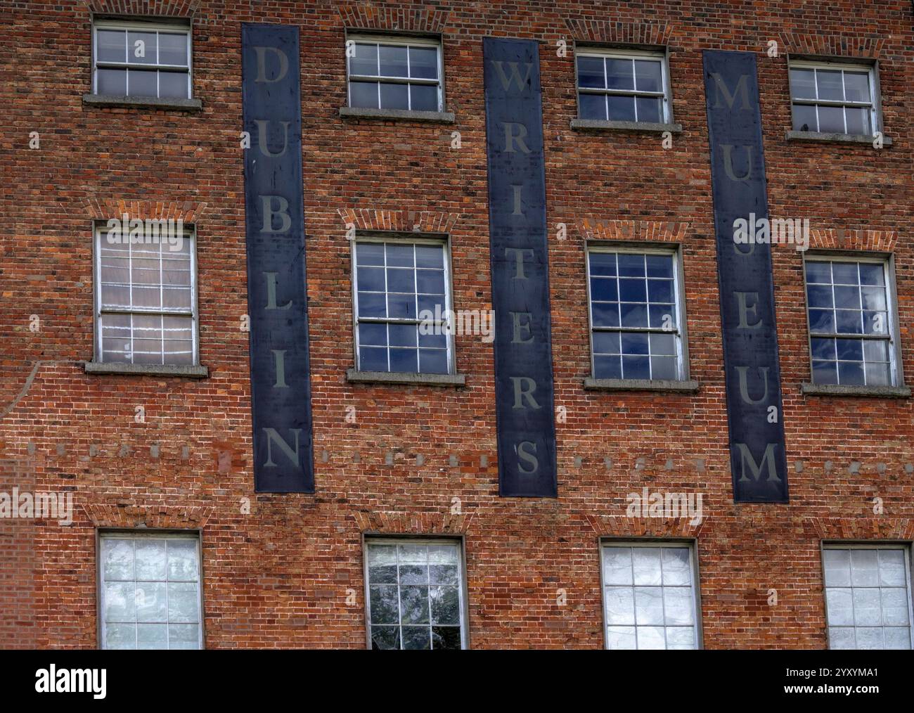 Dublin, Irland - 14. Juni 2024: Außenansicht des Dublin Writers Museum mit Schildern vor roten Ziegelwänden mit Fenstern Stockfoto