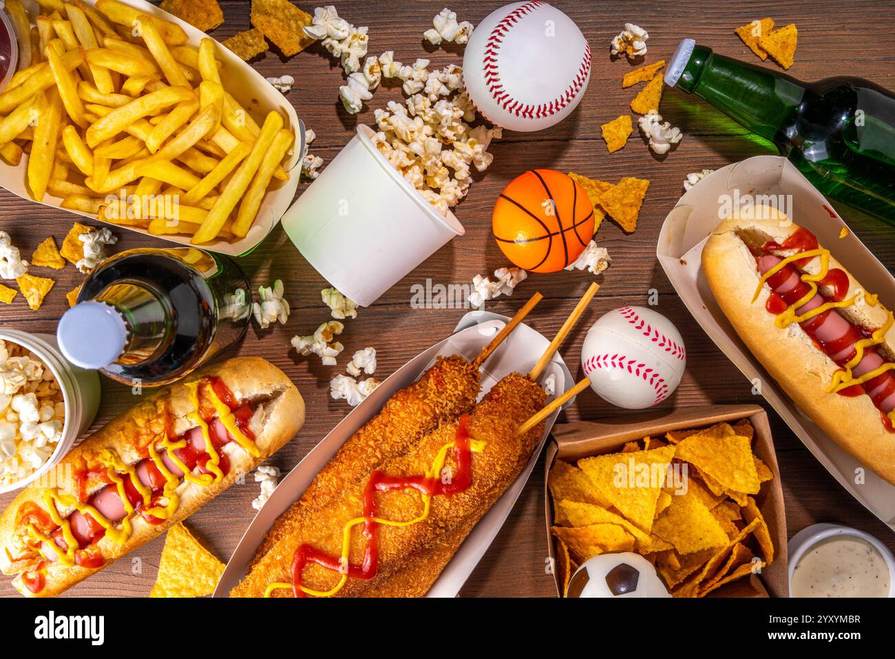 Traditionelles Sportstadionessen und Bierhintergrund, verschiedene Baseball-, Basketball-, Fußball-Fans und Stadion-Snacks, Chips, Saucen, Hot Dogs wi Stockfoto