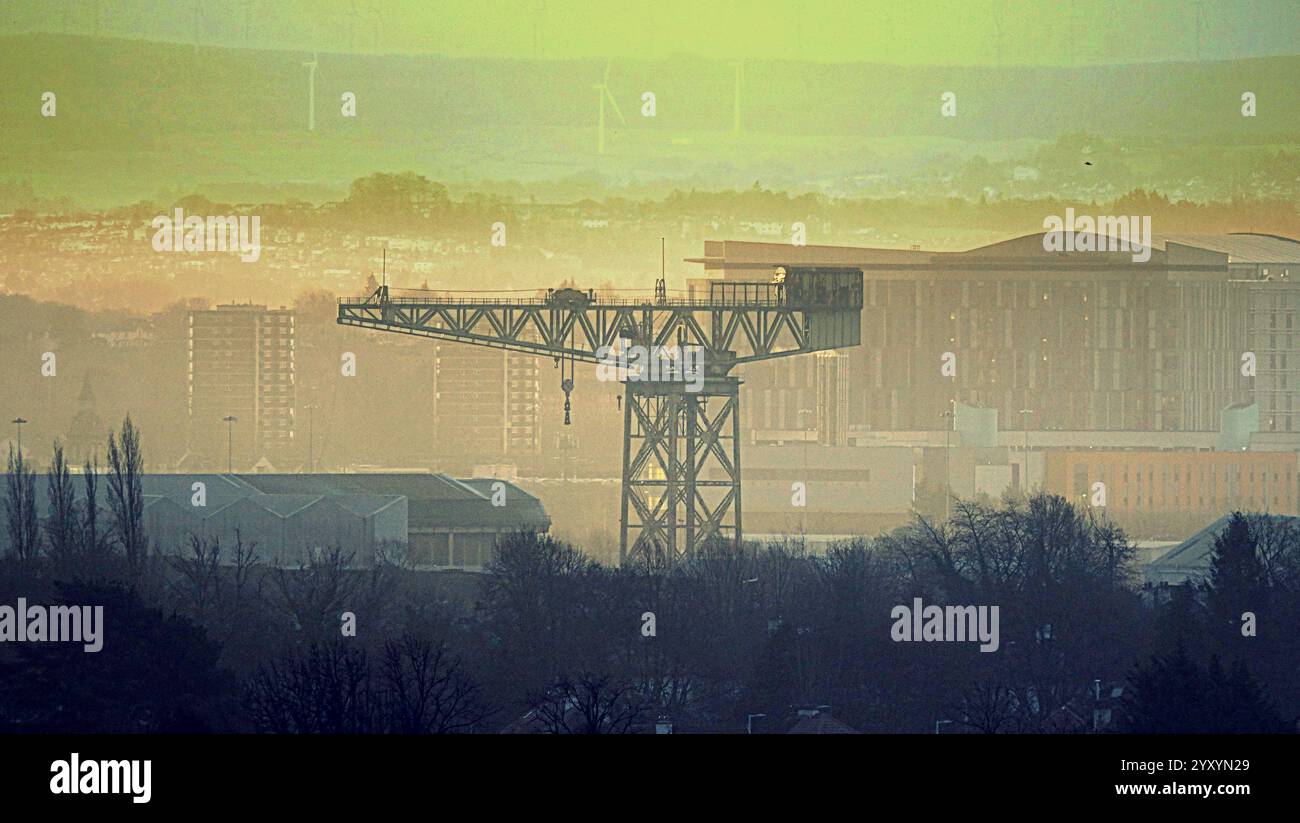 Glasgow, Schottland, Großbritannien. Dezember 2024. Wetter in Großbritannien: Der Regen im Stadtzentrum weicht dem Sonnenschein bei Sonnenaufgang durch die Wolken. Der barclay curle clyde titan olsshipbuilding Kran gegenüber dem Queen Elizabeeth Krankenhaus neben dem clyde River. Credit Gerard Ferry/Alamy Live News Stockfoto