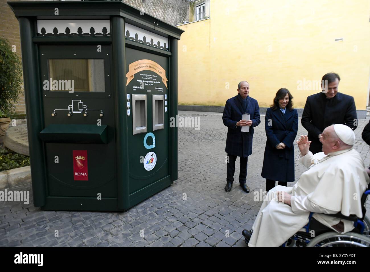 Rom, Italien. Dezember 2024. Italien, Rom, Vatikan, 18-12-2024 H.E. Erzbischof Fisichella zusammen mit Papst Franziskus - Segen des Wasserhauses gestiftet von AceaPhotograph von Vatikanischen Medien / Katholische Presse Foto BESCHRÄNKT AUF REDAKTIONELLE VERWENDUNG - KEIN MARKETING - KEINE WERBEKAMPAGNEN Credit: Unabhängige Fotoagentur/Alamy Live News Stockfoto