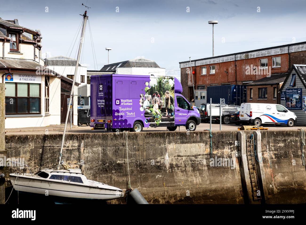 Lila Royal Bank of Scotland Mobile Banking Van an der Hafenmauer von Mallaig Stockfoto