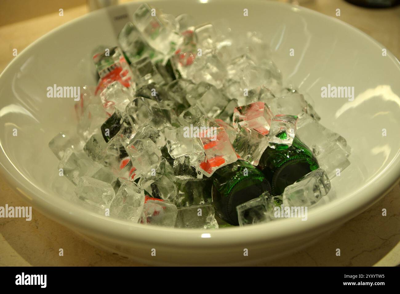 Eine andere Möglichkeit, Bier ohne Eiskübel zu kühlen. Es ist einfacher zu reinigen und das Bier wird viel kälter! Stockfoto