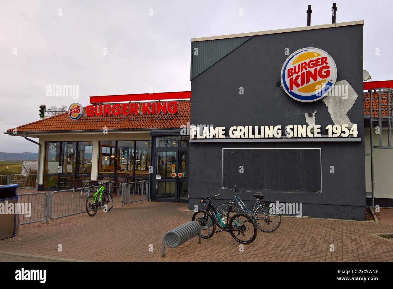 Burger King Fastfood - Restaurant. BurgerKing ist eine US-amerikanische Schnellrestaurantkette mit Sitz im Miami-Dade County, Florida, die als Systemgastronomie ein weltweites Restaurantnetz aufgebaut hat. Die rund 17800 Restaurants werden zu rund 90 Prozent von selbständigen Franchisepartnern geführt. Burger King gehört zusammen mit Tim Hortons und Popeyes Louisiana Kitchen zu Restaurant Brands International, die ihren Sitz im kanadischen Oakville hat *** Burger King Fast Food Restaurant BurgerKing ist eine amerikanische Fast Food Restaurantkette mit Sitz in Miami Dade County, Florida, die gebaut hat Stockfoto