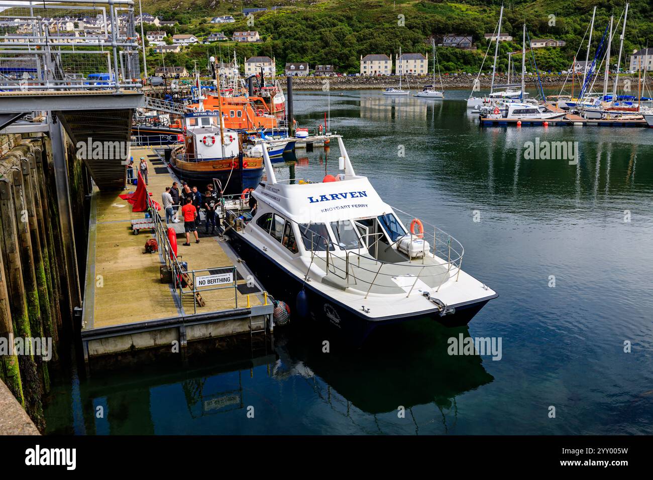 Doppelhüllen-Passagierfähre, die Larven, die Knoydart-Fähre in Mallaig Docks mit Passagieren, die an Bord warten Stockfoto