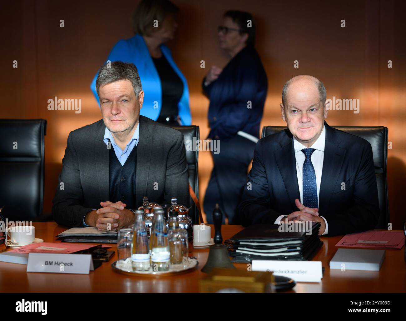 18. Dezember 2024, Berlin: Robert Habeck (l, Allianz 90/die Grünen), Bundesminister für Wirtschaft und Klimaschutz und Bundeskanzler Olaf Scholz (SPD) sitzen zu Beginn der Kabinettssitzung im Bundeskanzleramt. Dahinter stehen Nancy Faeser (SPD), Bundesministerin des Innern und Innern, und Anja Hajduk (Allianz 90/die Grünen), Staatssekretärin im Bundesministerium für Wirtschaft und Klimaschutz. In der 123. Sitzung der 20. Legislaturperiode werden sich die Mitglieder der Bundesregierung mit der Biodiversitätsstrategie, dem Suicide P, befassen Stockfoto