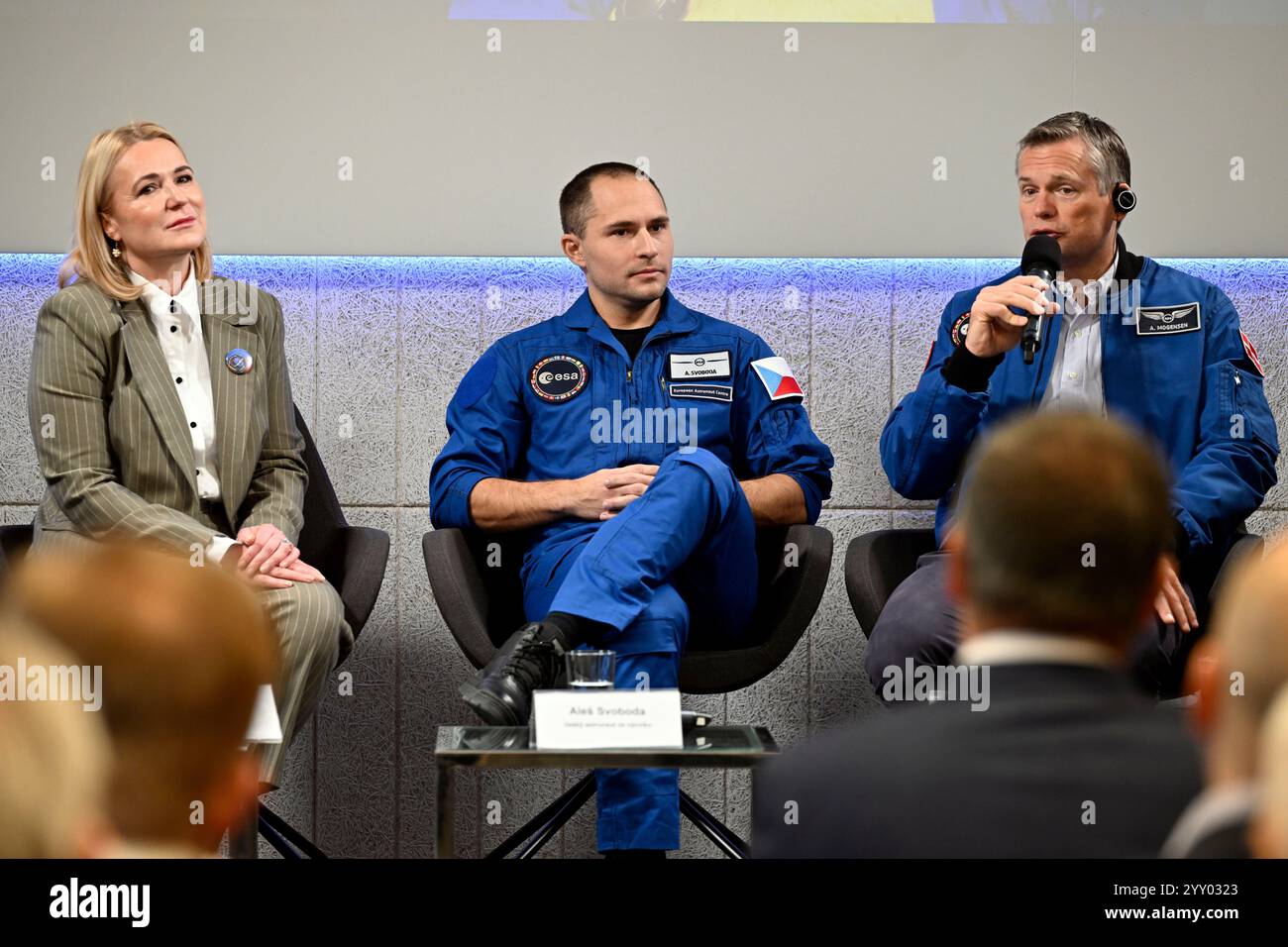 Prag, Tschechische Republik. Dezember 2024. Von links die tschechische Verteidigungsministerin Jana Cernochova, der tschechische Astronaut Ales Svoboda, der dänische Astronaut Andreas Mogensen nahm am 18. Dezember 2024 an der Pressekonferenz zum erfolgreichen Ende der ersten Ausbildungsstufe der Europäischen Weltraumorganisation (ESA) in Köln in Prag, Tschechische Republik Teil. Quelle: Katerina Sulova/CTK Photo/Alamy Live News Stockfoto