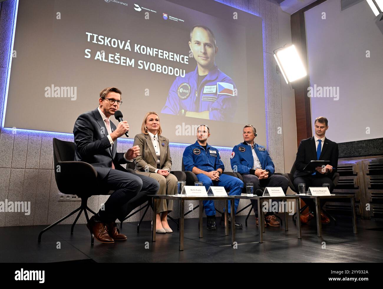 Prag, Tschechische Republik. Dezember 2024. Von links der tschechische Verkehrsminister Martin Kupka, Verteidigungsminister Jana Cernochova, der tschechische Astronaut Ales Svoboda, der dänische Astronaut Andreas Mogensen nahm am 18. Dezember 2024 an der Pressekonferenz zum erfolgreichen Ende der ersten Ausbildungsstufe der Europäischen Weltraumorganisation (ESA) in Köln in Prag, Tschechische Republik Teil. Quelle: Katerina Sulova/CTK Photo/Alamy Live News Stockfoto