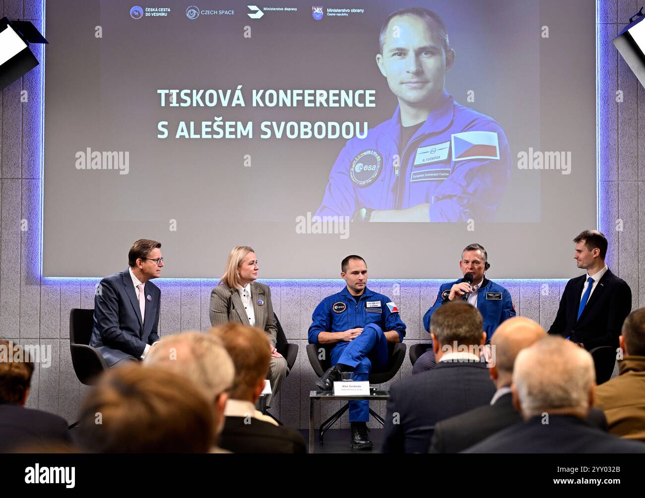 Prag, Tschechische Republik. Dezember 2024. Von links der tschechische Verkehrsminister Martin Kupka, Verteidigungsminister Jana Cernochova, der tschechische Astronaut Ales Svoboda, der dänische Astronaut Andreas Mogensen nahm am 18. Dezember 2024 an der Pressekonferenz zum erfolgreichen Ende der ersten Ausbildungsstufe der Europäischen Weltraumorganisation (ESA) in Köln in Prag, Tschechische Republik Teil. Quelle: Katerina Sulova/CTK Photo/Alamy Live News Stockfoto