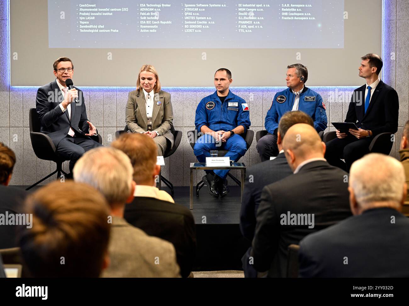 Prag, Tschechische Republik. Dezember 2024. Von links der tschechische Verkehrsminister Martin Kupka, Verteidigungsminister Jana Cernochova, der tschechische Astronaut Ales Svoboda, der dänische Astronaut Andreas Mogensen nahm am 18. Dezember 2024 an der Pressekonferenz zum erfolgreichen Ende der ersten Ausbildungsstufe der Europäischen Weltraumorganisation (ESA) in Köln in Prag, Tschechische Republik Teil. Quelle: Katerina Sulova/CTK Photo/Alamy Live News Stockfoto