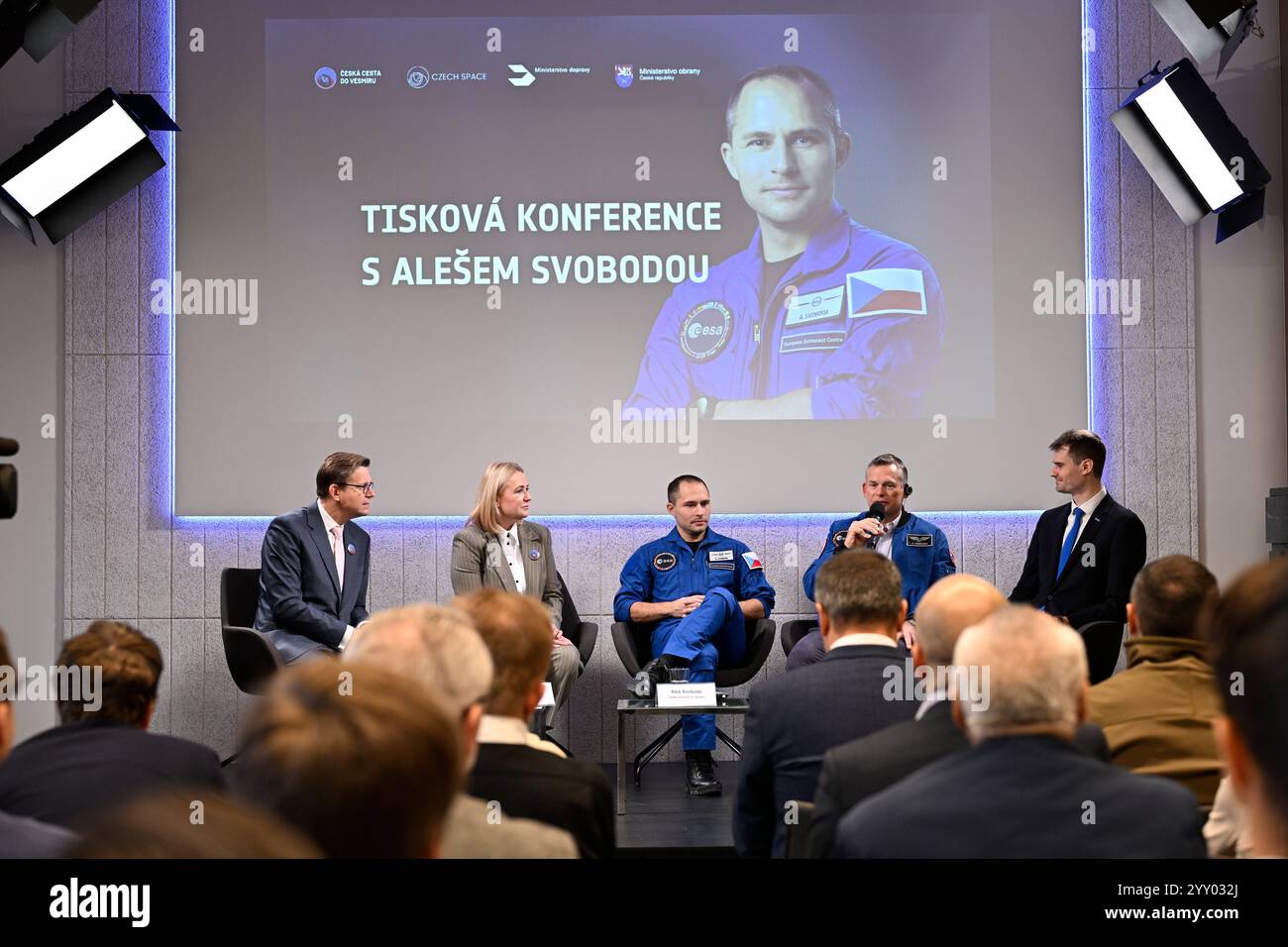 Prag, Tschechische Republik. Dezember 2024. Von links der tschechische Verkehrsminister Martin Kupka, Verteidigungsminister Jana Cernochova, der tschechische Astronaut Ales Svoboda, der dänische Astronaut Andreas Mogensen nahm am 18. Dezember 2024 an der Pressekonferenz zum erfolgreichen Ende der ersten Ausbildungsstufe der Europäischen Weltraumorganisation (ESA) in Köln in Prag, Tschechische Republik Teil. Quelle: Katerina Sulova/CTK Photo/Alamy Live News Stockfoto