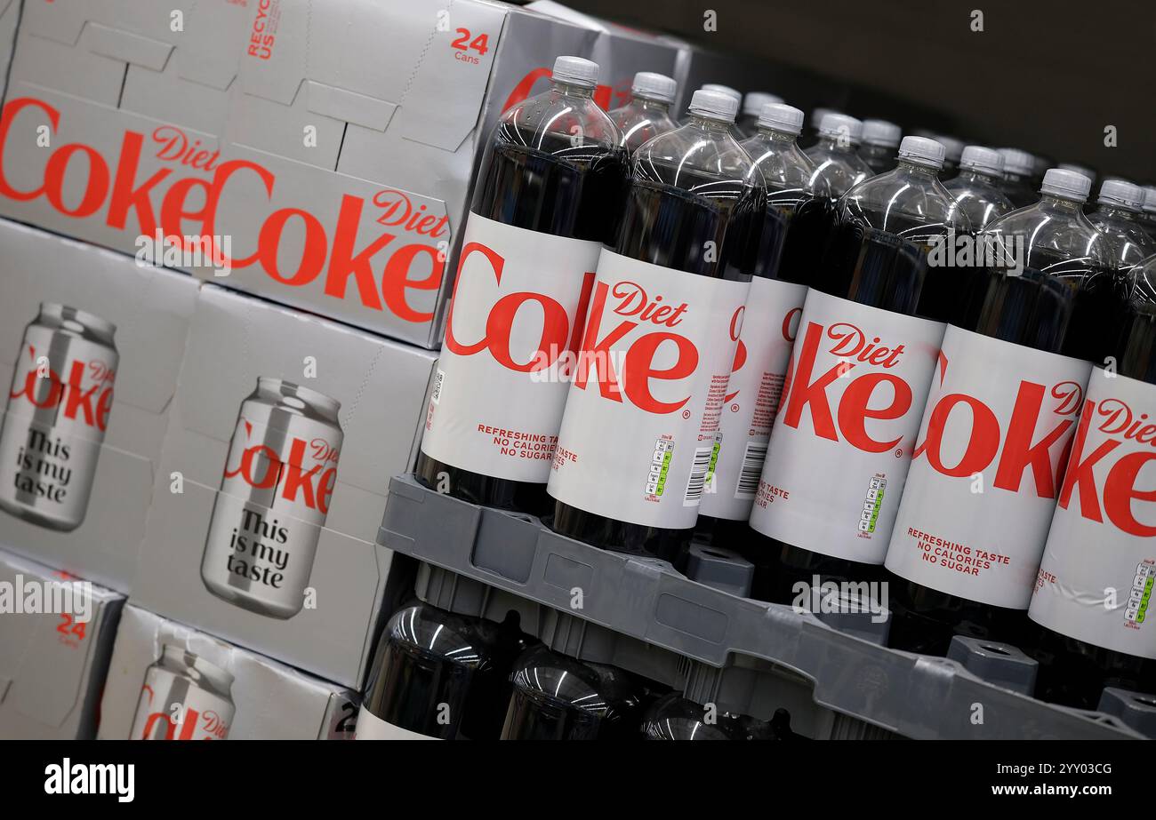 Koksflaschen im Supermarkt in norfolk, england Stockfoto