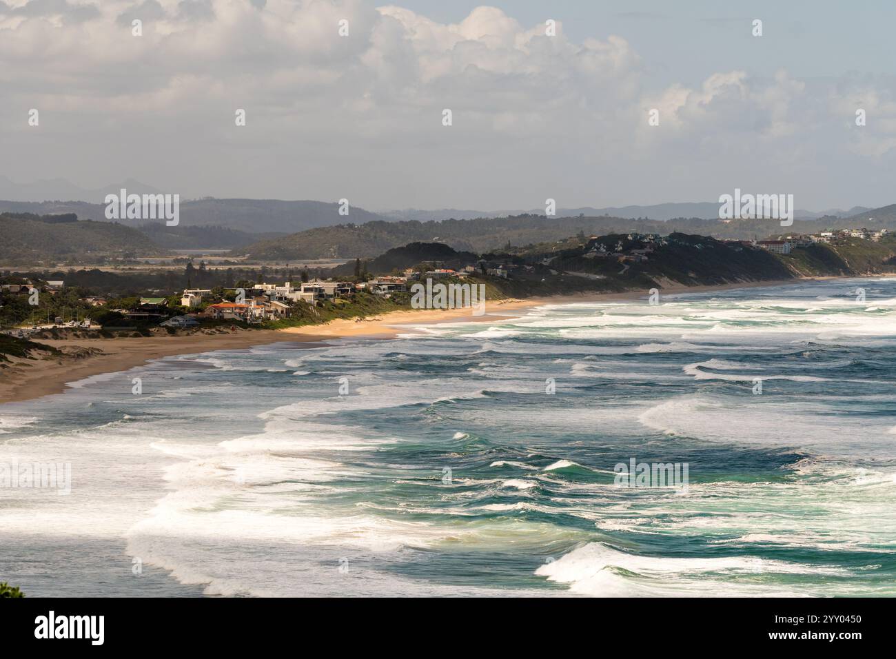 Die Wildnis, das Western Cape, die Garden Route, Südafrika typische Küstenstadt Landschaft mit malerischem Blick auf Strand und Meer mit Dünen an bewölkten Tagen Stockfoto