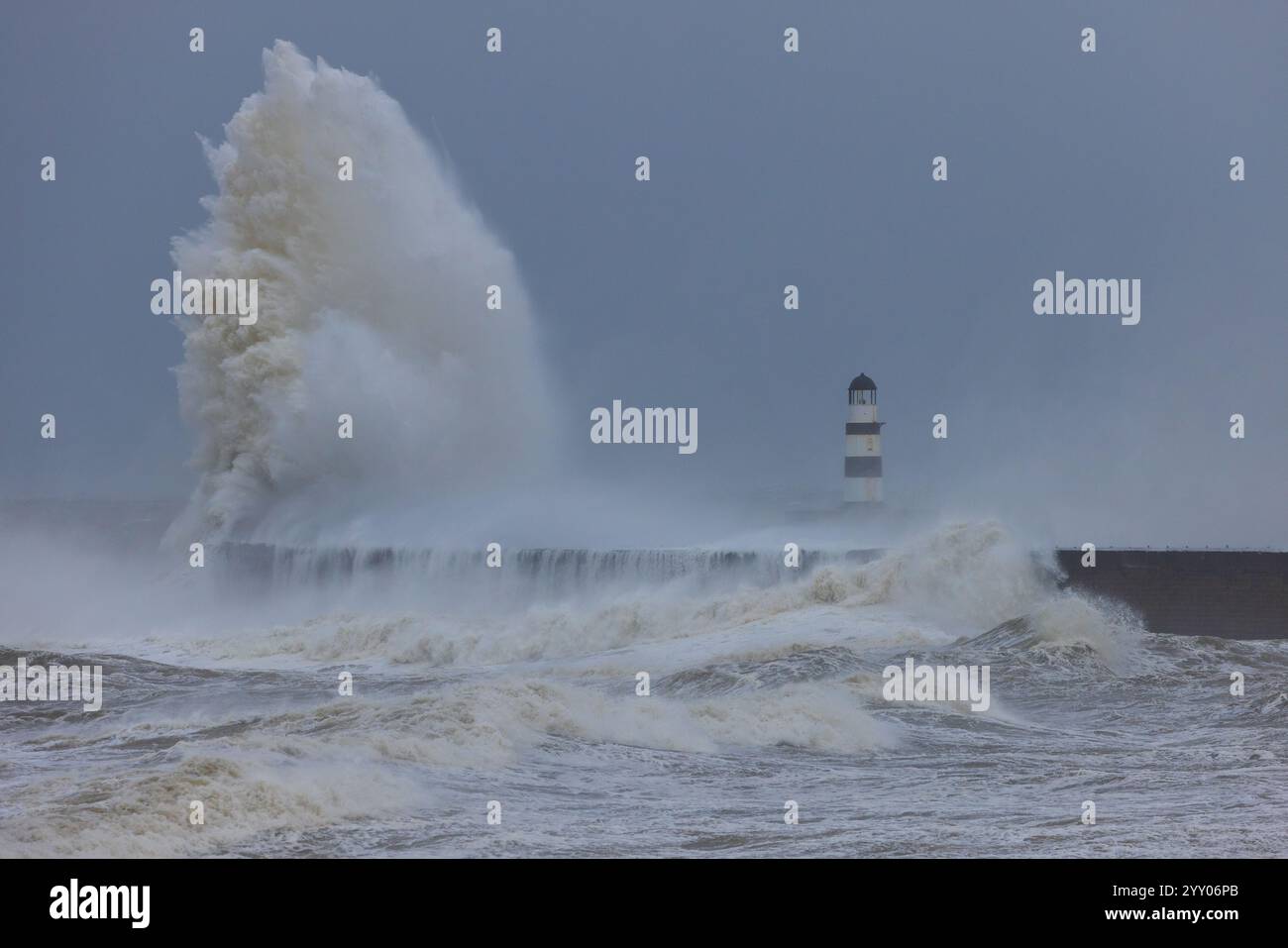 Wellen stürzen über den Leuchtturm in Seaham, County Durham, England, Großbritannien. Stockfoto