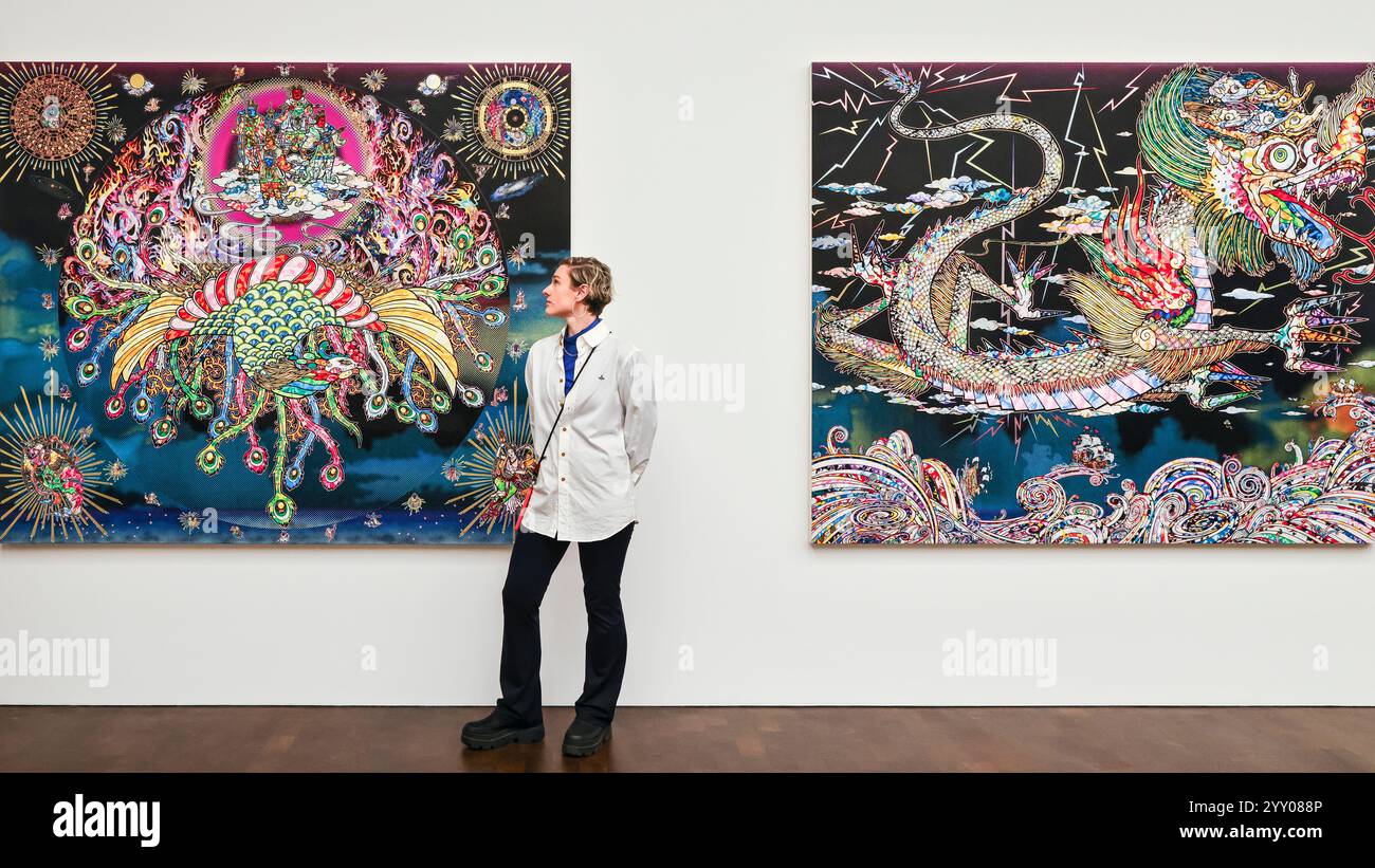 Mitarbeiter der gagosischen Galerie mit Takashi Murakami „Flaming Vermillion Bird“ und „Blue Dragon Soars through the Universe“, beide 2024. Stockfoto