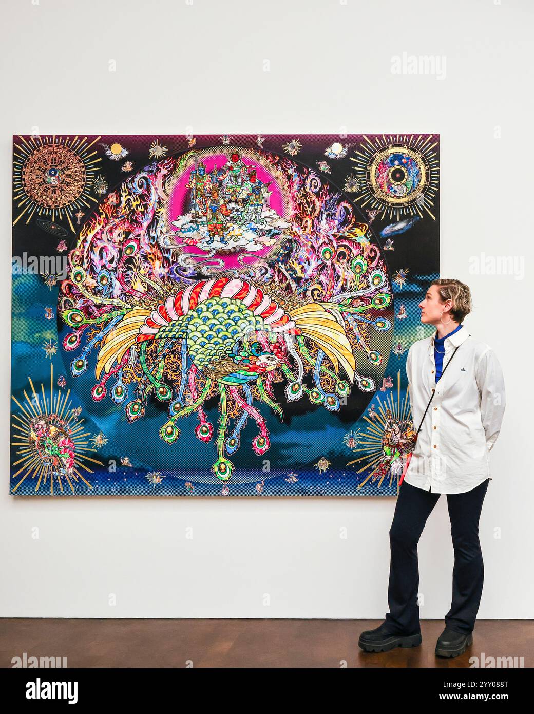 Mitarbeiter der gagosischen Galerie mit Takashi Murakami „Flaming Vermillion Bird“, 2024, London Photocall, Großbritannien Stockfoto