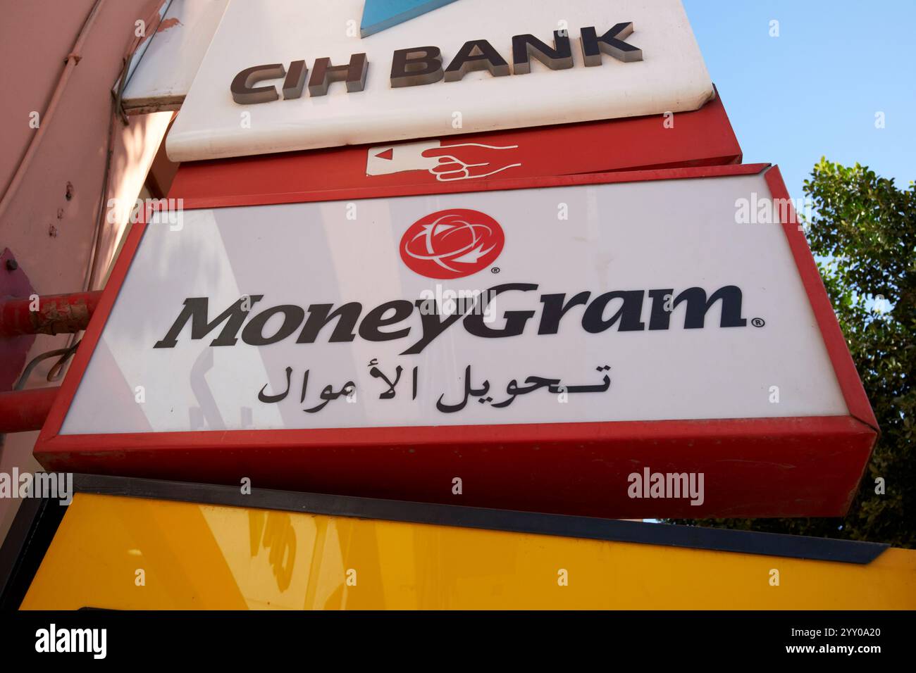 moneygram Geldtransfer-Logo auf englisch und arabisch vor einer Bank in marrakesch, marokko Stockfoto