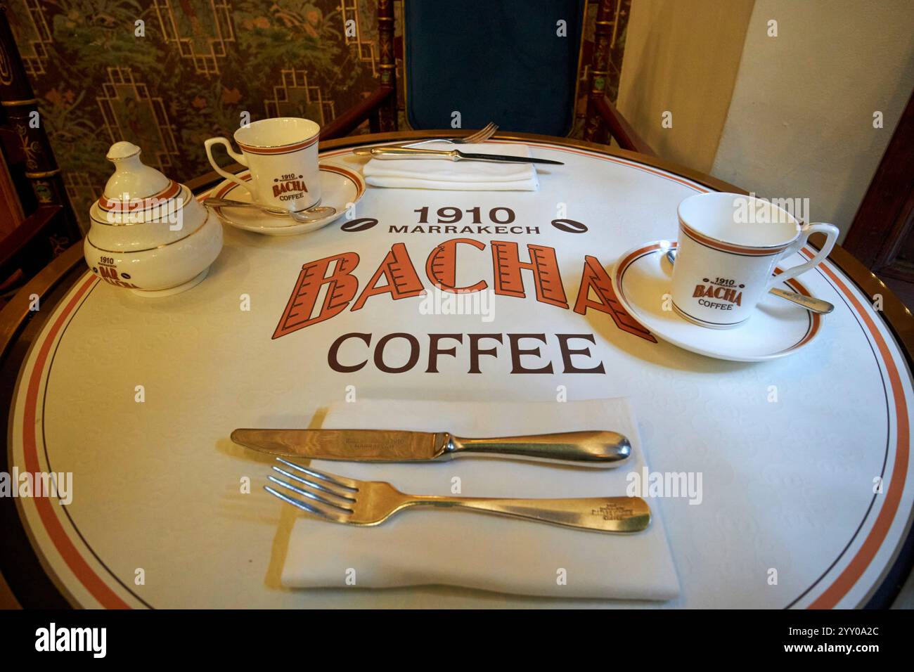 Tisch und Platz im Kaffeehaus Bacha Coffee und Café marrakesch, marokko Stockfoto