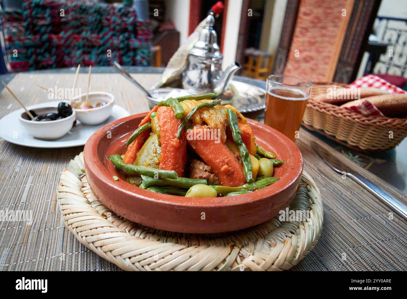 Alleingericht mit Rindfleisch und Gemüse mit Pfefferminztee in einem Restaurant in marrakesch, marokko Stockfoto