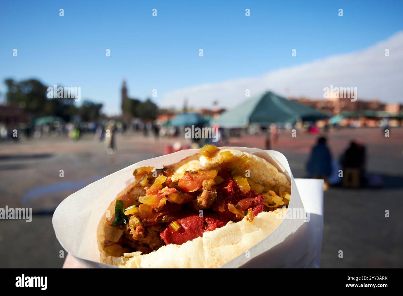 Essen Sie ein gemischtes Fleisch, warmes Sandwich Street Food, spazieren Sie um den jemaa el fna Platz marrakesch, marokko Stockfoto