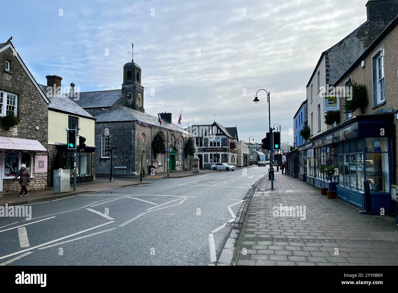 Blick auf die High Street in Cowbridge. Vale of Glamorgan, Wales, Vereinigtes Königreich. Dezember 2024. - Smartphone-aufgenommenes Stockfoto