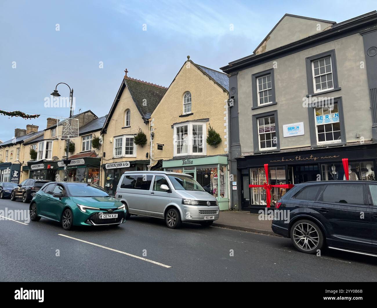 High Street in Cowbridge, Vale of Glamorgan, Wales, Vereinigtes Königreich. Dezember 2024. - Smartphone-aufgenommenes Stockfoto