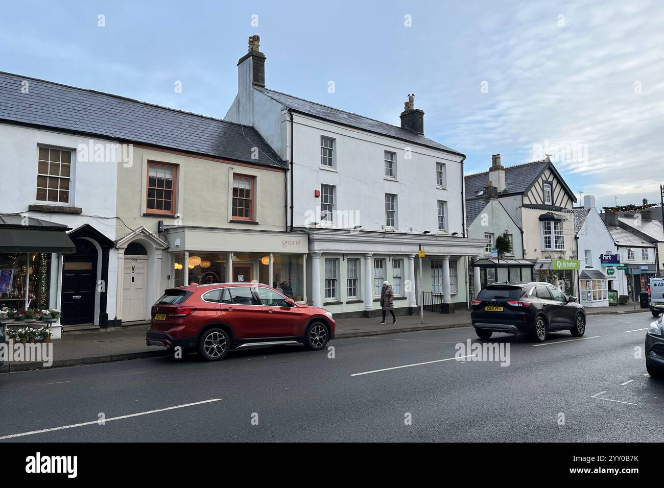 High Street in Cowbridge, Vale of Glamorgan, Wales, Vereinigtes Königreich. Dezember 2024. - Smartphone-aufgenommenes Stockfoto