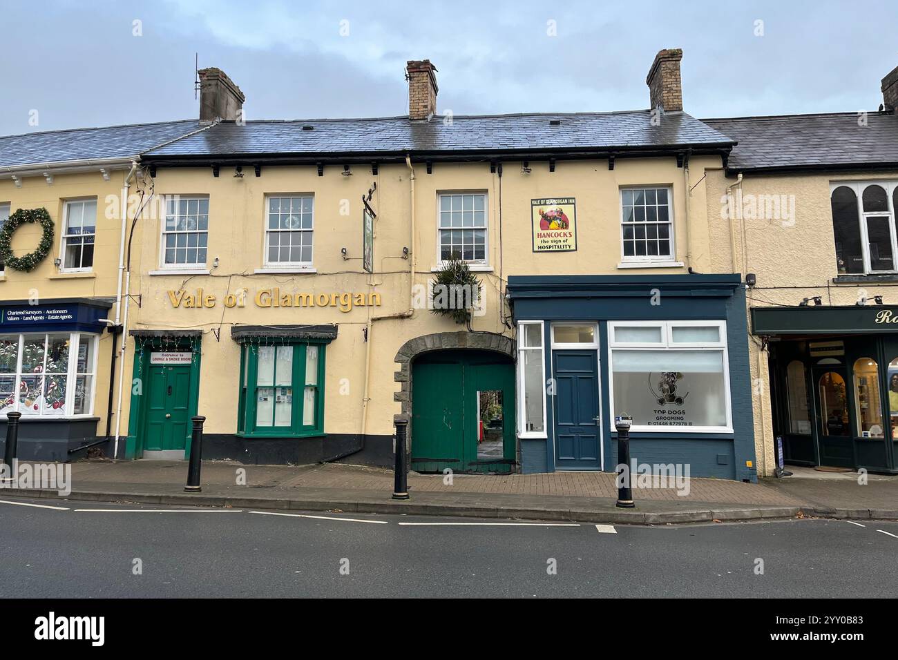 Das Vale of Glamorgan Pub an der Cowbridge High Street. Dezember 2024. - Smartphone-aufgenommenes Stockfoto