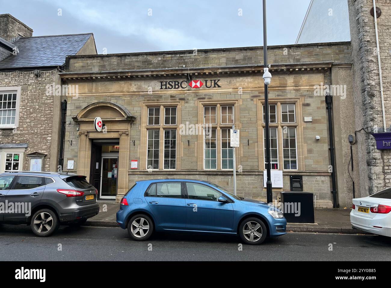 HSBC Bank in der Cowbridge High Street. Cowbridge, Vale of Glamorgan, Wales, Vereinigtes Königreich. Dezember 2024. - Smartphone-aufgenommenes Stockfoto