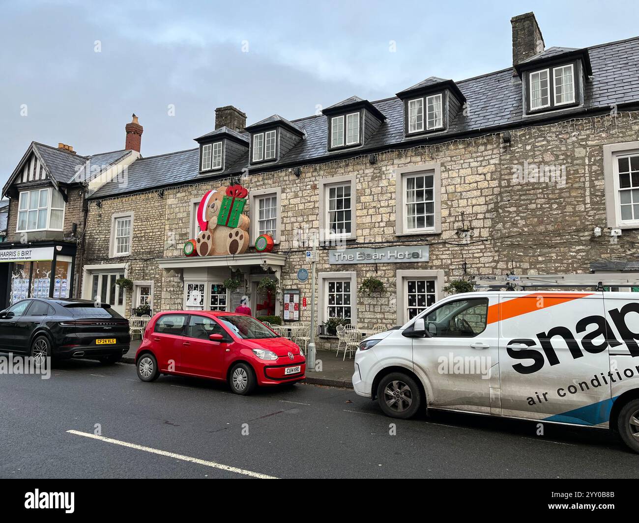 The Bear Hotel, ein historischer Pub an der High Street in Cowbridge, Vale of Glamorgan, Wales, Großbritannien. Dezember 2024. - Smartphone-aufgenommenes Stockfoto