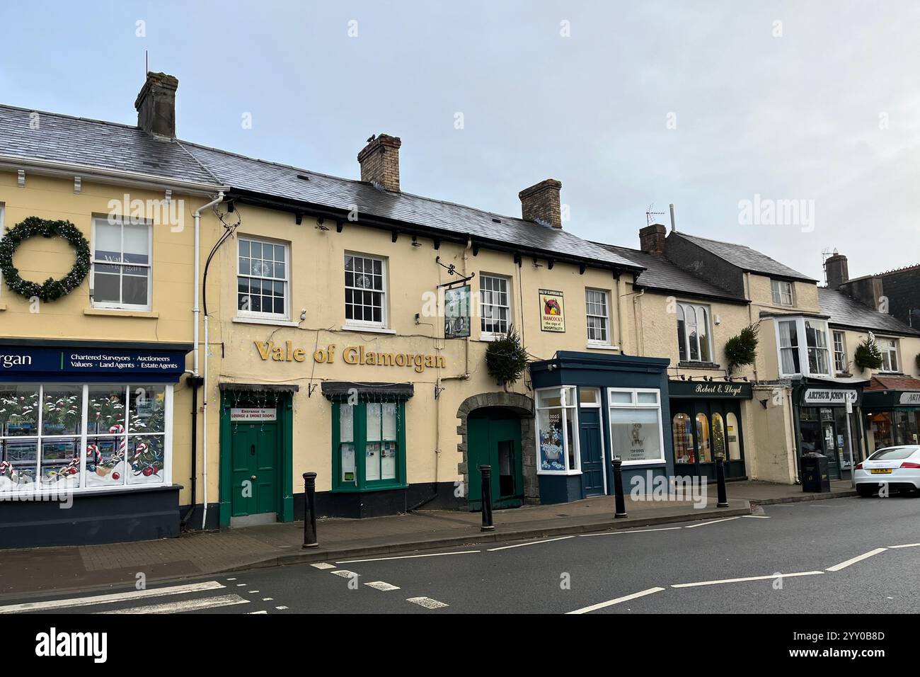 Das Vale of Glamorgan Pub an der Cowbridge High Street. Dezember 2024. - Smartphone-aufgenommenes Stockfoto