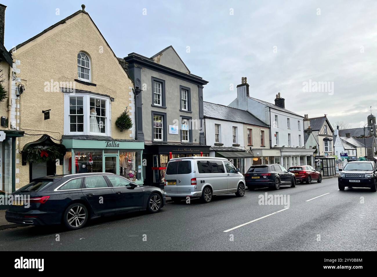 High Street in Cowbridge, Vale of Glamorgan, Wales, Vereinigtes Königreich. Dezember 2024. - Smartphone-aufgenommenes Stockfoto