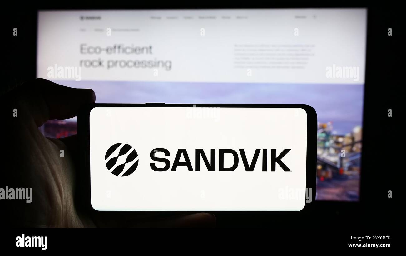 Deutschland. August 2024. In dieser Abbildung hält eine Person ein Smartphone mit dem Logo des schwedischen Ingenieurunternehmens Sandvik ab vor der Business-Webseite. (Credit Image: © Timon Schneider/SOPA Images via ZUMA Press Wire) NUR REDAKTIONELLE VERWENDUNG! Nicht für kommerzielle ZWECKE! Stockfoto