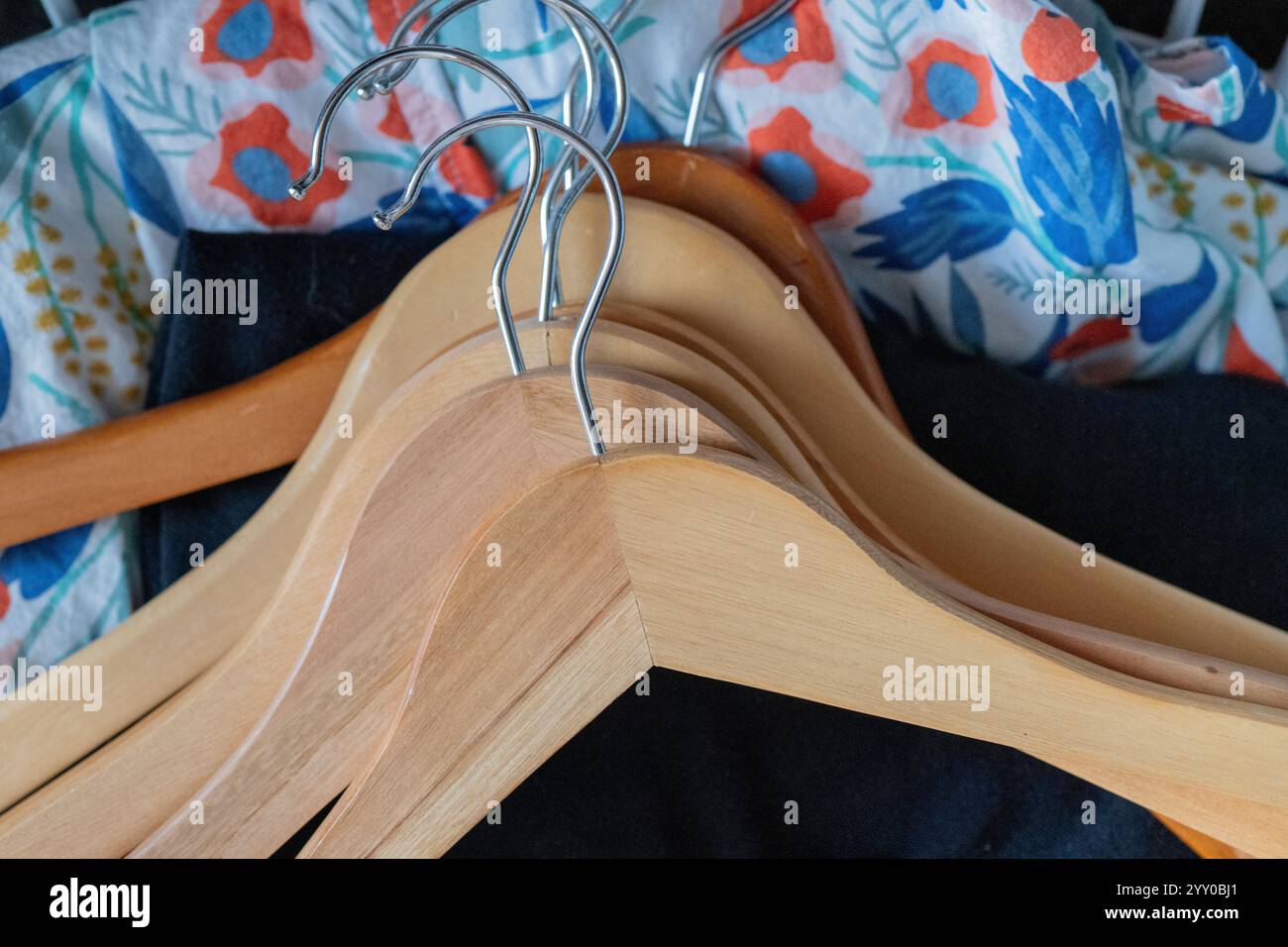 Kleiderbügel im Wäschekorb, Waschen, Bügeln schließen, Hausarbeit Haushaltsarbeit, Hausfrau Hausmann, traditionelle Geschlechterrollen Stockfoto