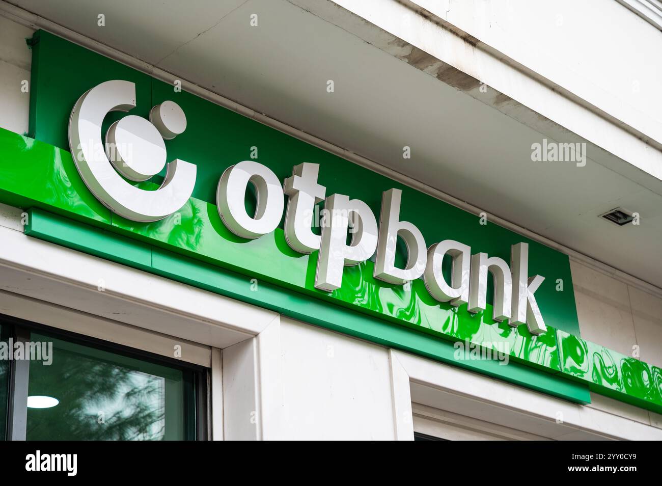 Zeichen der OTP-Bank in Tirana, Albanien, 7. Dezember 2024 Stockfoto