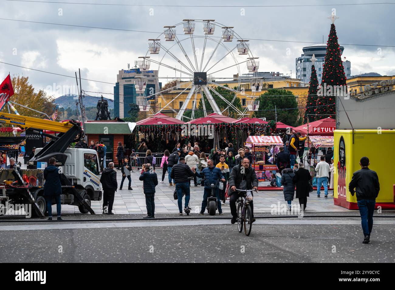 Weihnachtsmarkt und Verkaufsstände am Sheshi Skënderbej Platz Tirana, Albanien, 7. Dezember 2024 Stockfoto