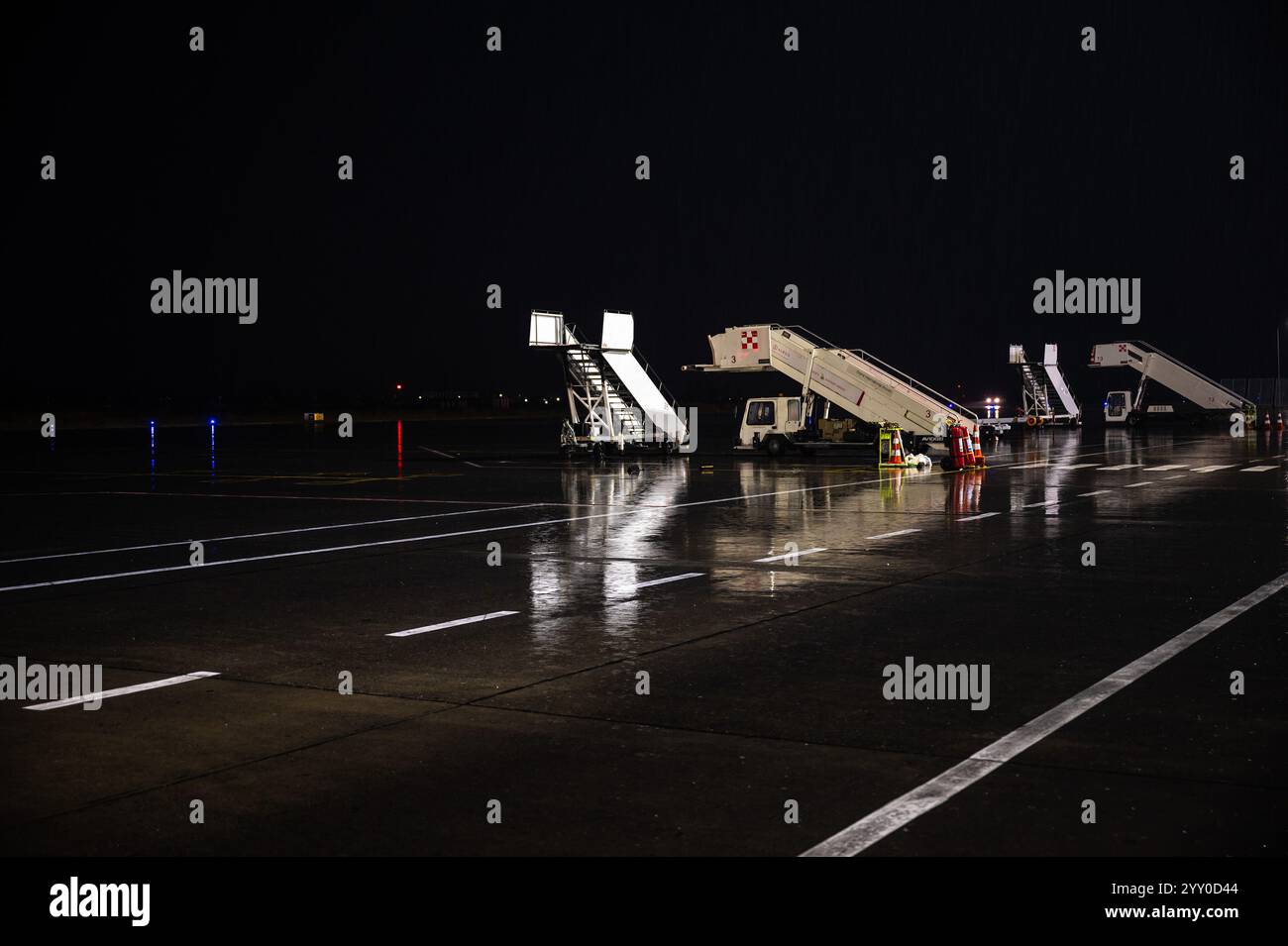 Der Asphalt des Flughafens bei Nacht in Tirana, Albanien, 7. Dezember 2024 Stockfoto