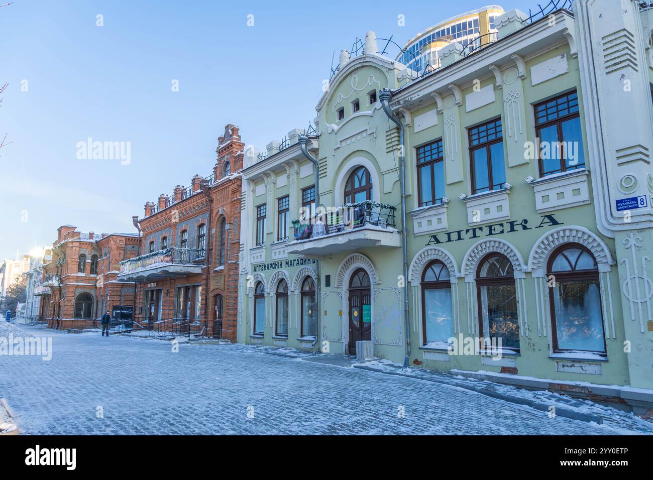 Die alten historischen Gebäude in den Straßen der Stadt Khabarowsk, während des kalten Winters, im russischen Fernen Osten, Russland. Stockfoto