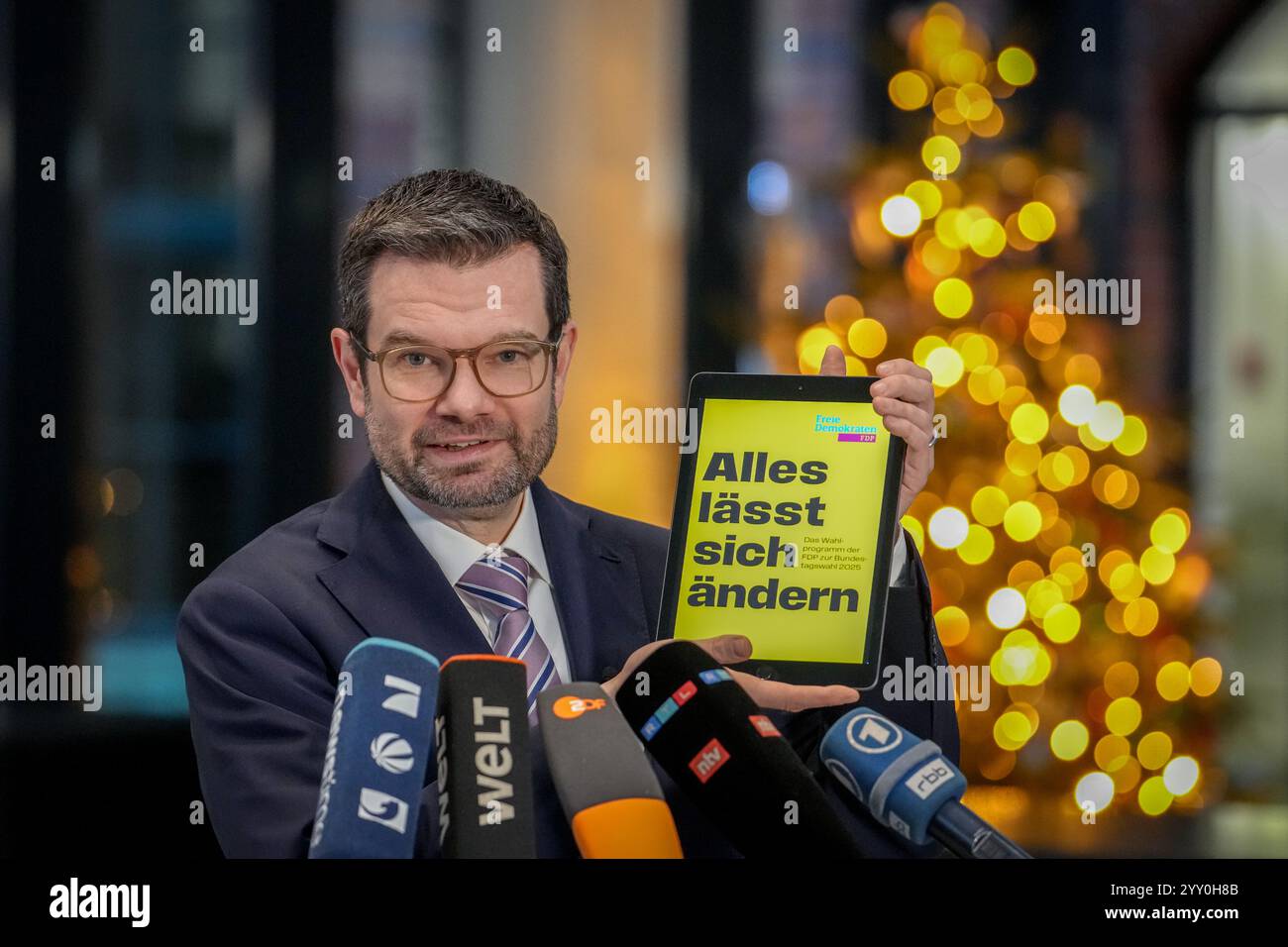 Berlin, Deutschland. Dezember 2024. Marco Buschmann, zum FDP-Generalsekretär ernannt, gibt im Anschluss an eine Pressekonferenz zur Präsentation des FDP-Wahlprogramms eine Pressemitteilung ab. Quelle: Kay Nietfeld/dpa/Alamy Live News Stockfoto