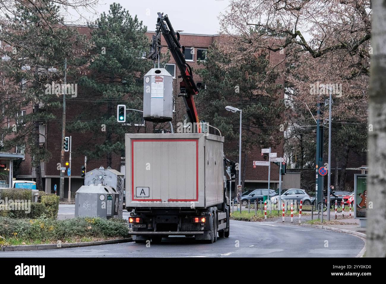 Düsseldorf 18.12.2024 Flaschencontainer Abfall Müll Altglas Glas Flaschen Papier Altpapier Entsorgung Awista Müllabfuhr Container Wohlstand Wohlstandsgesellschaft Wohlstandsmüll Grünglas Weissglas Braunglas Entsorgung Glas-Recycling Düsseldorf Nordrhein-Westfalen Deutschland *** Düsseldorf 18 12 2024 Flaschencontainer Altglas Glasflaschen Papier Altpapier Entsorgung Awista Abfallsammelbehälter Wohlstand Wohlstandsgesellschaft Wohlstand Abfall Grünglas Feuerstein Glas Braun Glas Entsorgung Glas Recycling Düsseldorf Nordrhein-Westfalen Deutschland Deutschland Stockfoto