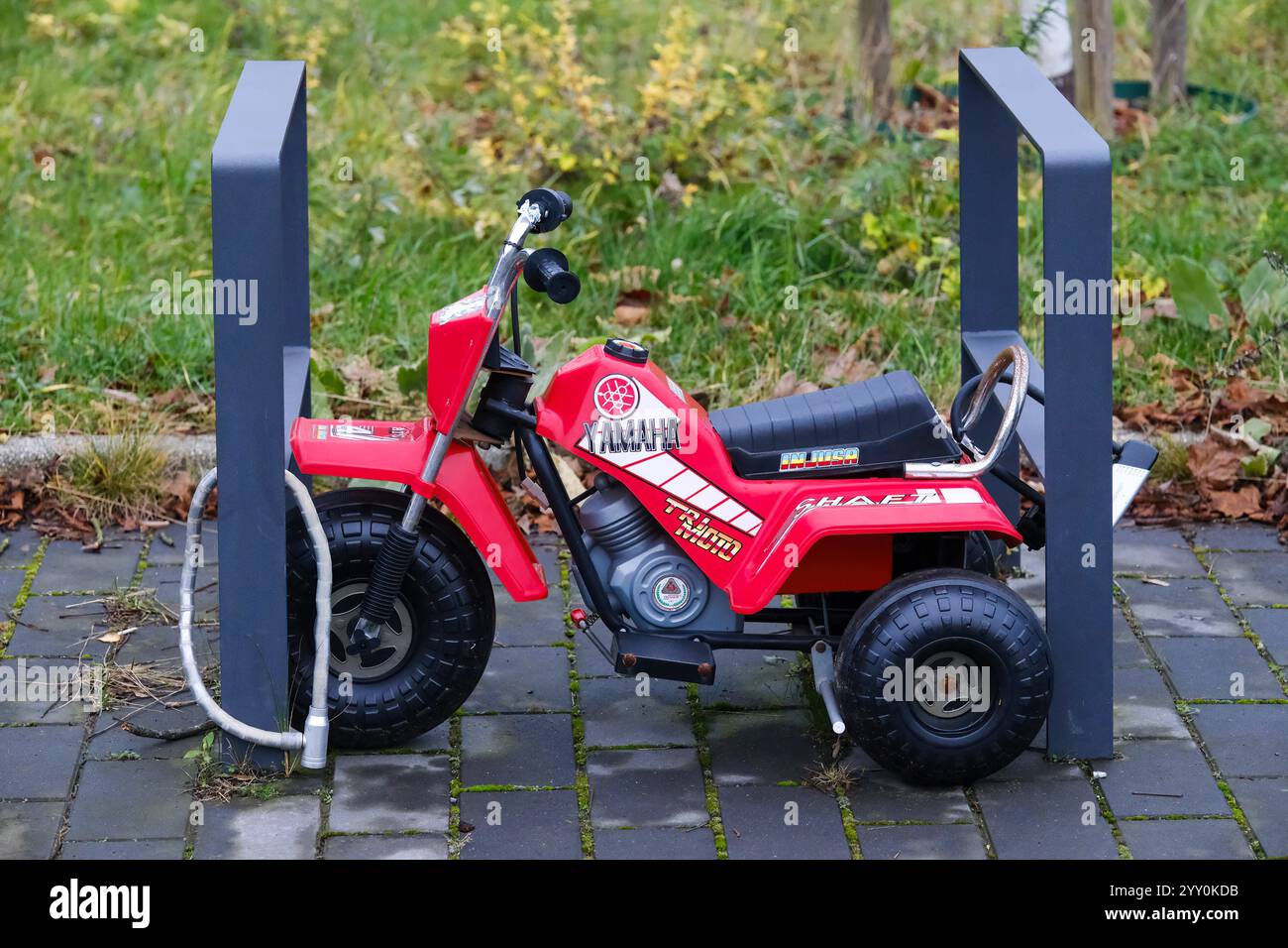 Düsseldorf 18.12.2024 Kinder-Trike Motorrad im Stle von Bobby-Cars Tri-Moto Kinderdreirad Diebstahlschutz Fahrradkette Diebstahlssicherung Schloss Metallschloss Vorhängeschloss Kette Kettenschloss Vorhängekette Sicherung Diebstahl Schließzylinder Lockpicking Fahrraddiebstahl Versicherung Fahrradklau Düsseldorf Nordrhein-Westfalen Deutschland *** Düsseldorf 18 12 2024 Kindertrike Motorrad im Stil von Bobby Cars Tri Moto Kinderdreirad Diebstahlschutz Fahrradkette Fahrradschloss Diebstahlschutz Kettenschloss Kettenschloss Kettenschloss Kettenschloss Kettenschloss Stockfoto