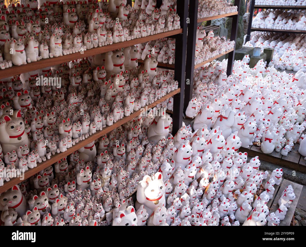 Keramikkatzen im Gotokuji-Tempel in Tokio, Japan. Stockfoto