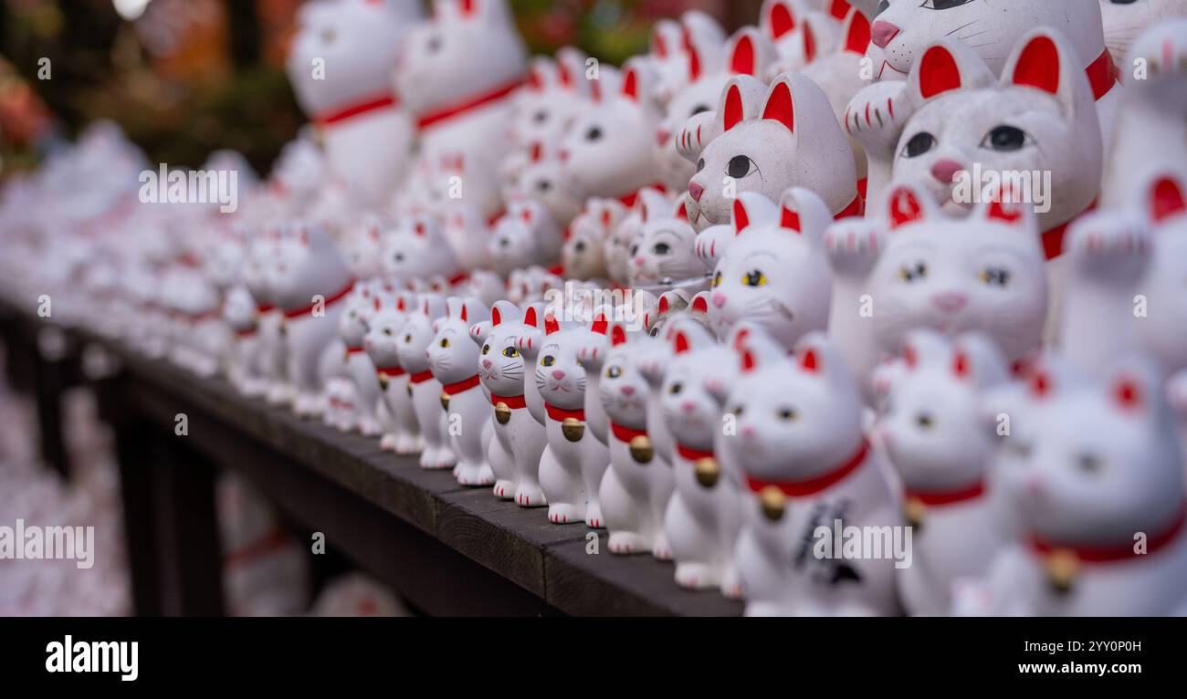 Keramikkatzen im Gotokuji-Tempel in Tokio, Japan. Stockfoto
