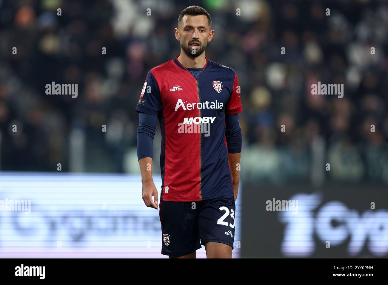 Turin, Italien. Dezember 2024. Mateusz Wieteska von Cagliari Calcio sieht beim Achtelfinale der Coppa Italia zwischen Juventus FC und Cagliari Calcio am 17. Dezember 2024 im Allianz Stadium in Turin an. Quelle: Marco Canoniero/Alamy Live News Stockfoto