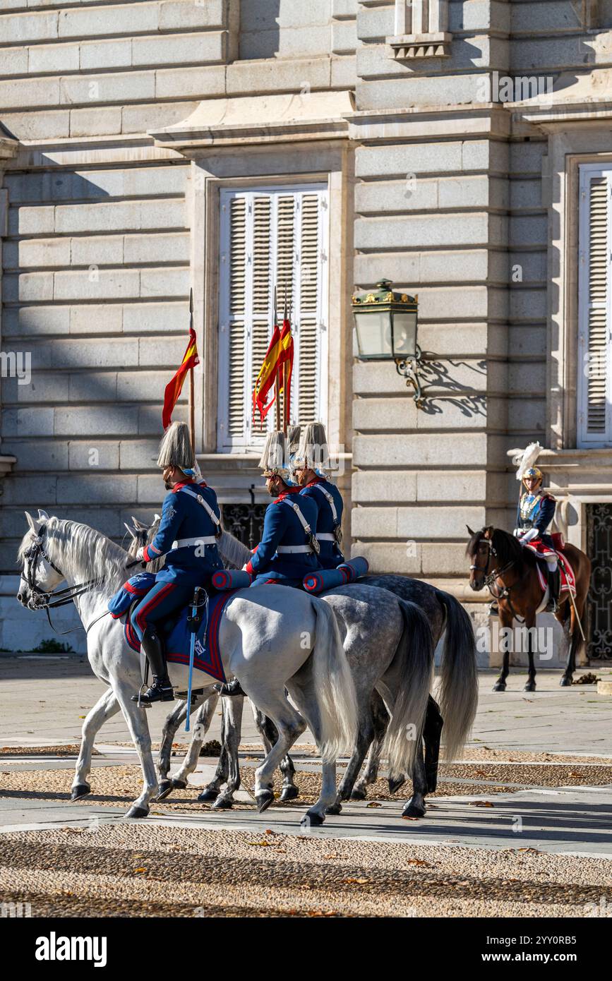 Zeremonie zum Wechsel der Königlichen Garde im Königlichen Palast von Madrid (Palacio Real) Madrid, Spanien Stockfoto