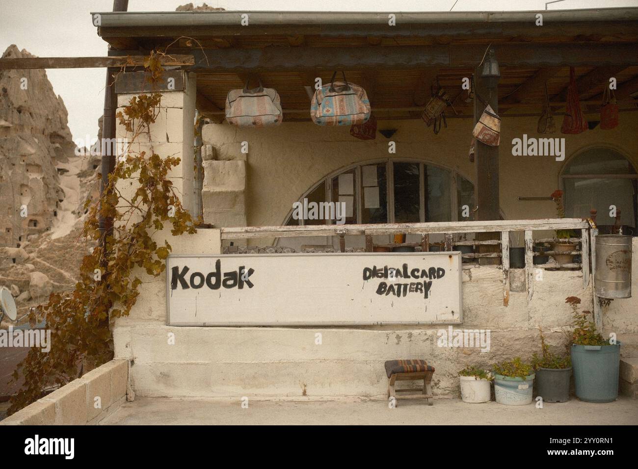 Uzhisar, Nevşehir, Turkiye, 1. Dezember 2024: Ein Geschäft aus alten und antiken Steinen, in dem Kodak-Verbrauchsmaterialien, Digitalkarten und Batterien verkauft werden Stockfoto