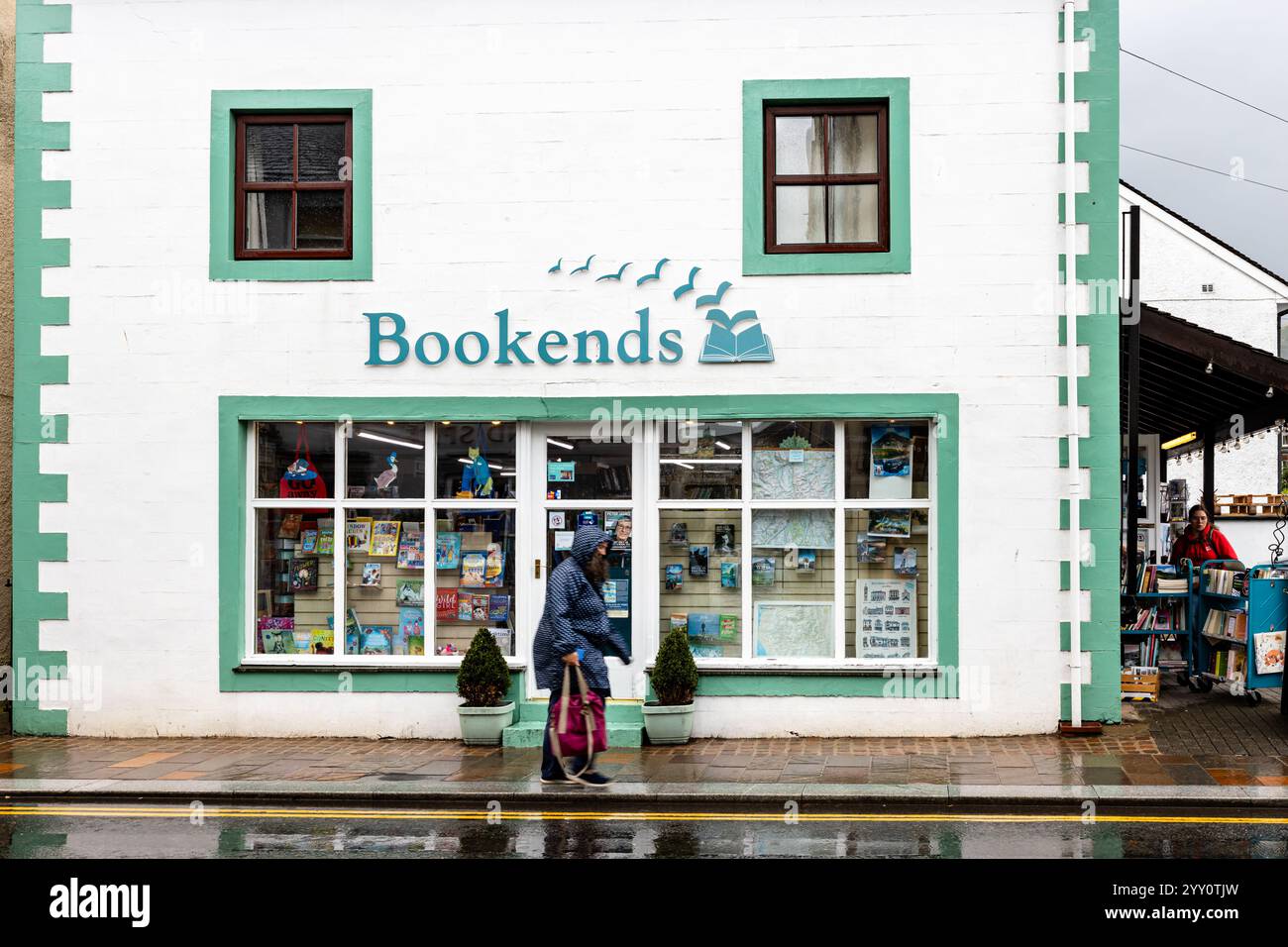 Vertikale Ansicht der Buchenden, Second-Hand-Buchhandlung an einem nassen Tag mit Leuten Stockfoto