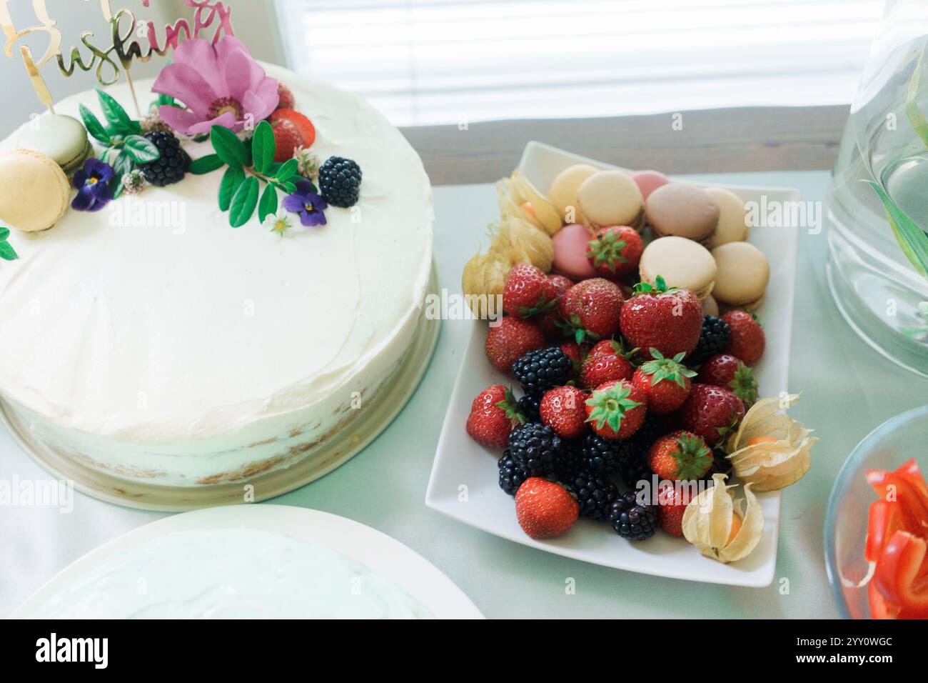 Catering-Tisch, Babydusche mit Besteck, Tellern und Besteck Stockfoto