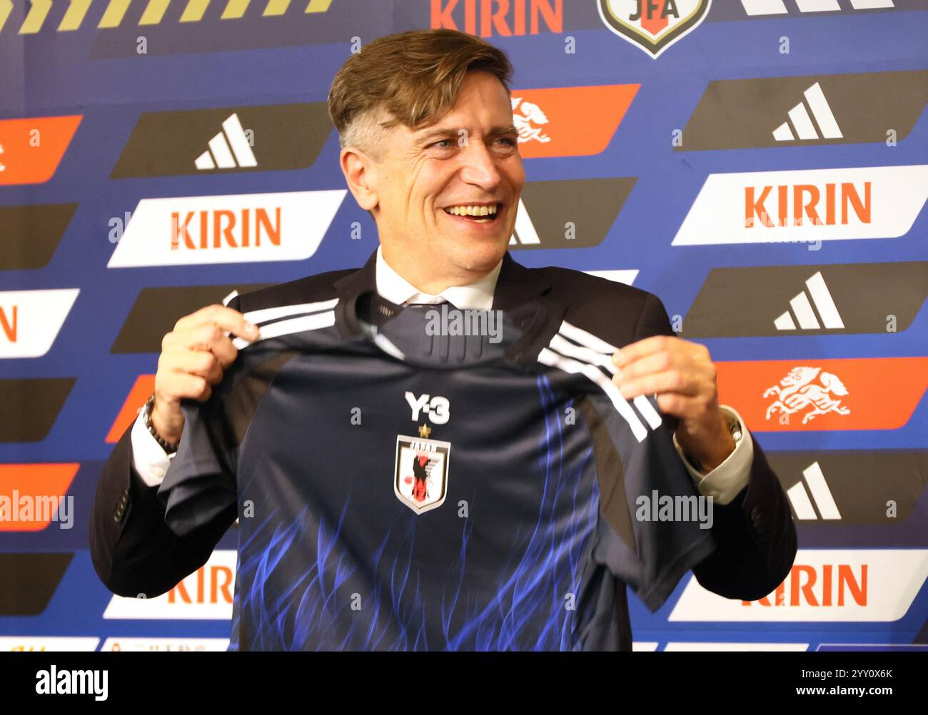 Tokio, Japan. Dezember 2024. Der niederländische Fußballmanager Nils Nielsen posiert für ein Foto, als er am Mittwoch, den 18. Dezember 2024, als erster ausländischer Trainer der japanischen Fußballnationalmannschaft der Frauen in Tokio ernannt wurde. Nielsen leitete zuvor die niederländische und schweizerische Frauennationalmannschaft. (Foto: Yoshio Tsunoda/AFLO) Stockfoto