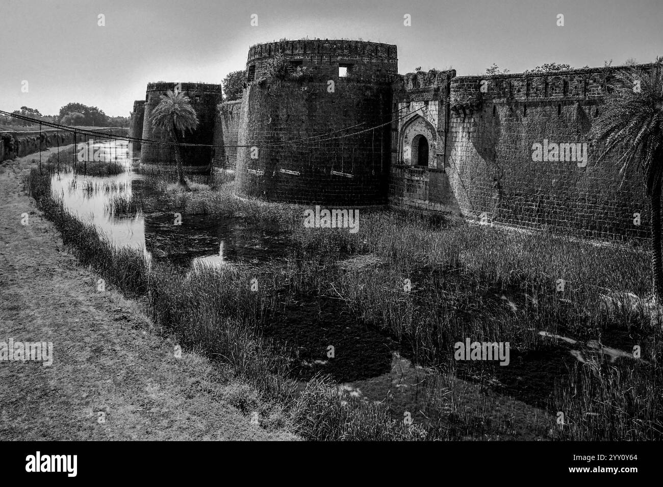 11 11 2011 Vintage Old Black and White Photo Water; Grabenziehbrücke Rampart (Befestigungsmauer) auf dem Fort Ahmednagar – das Fort wurde von Ahmed N gebaut Stockfoto